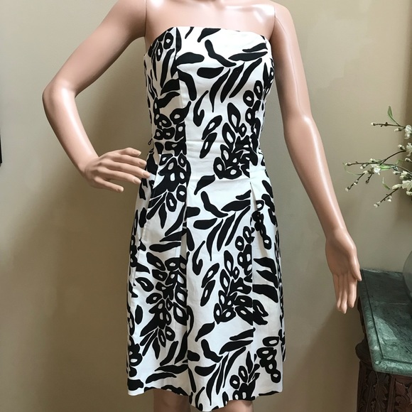White House Black Market Dresses & Skirts - Strapless Floral White House Black Market Dress